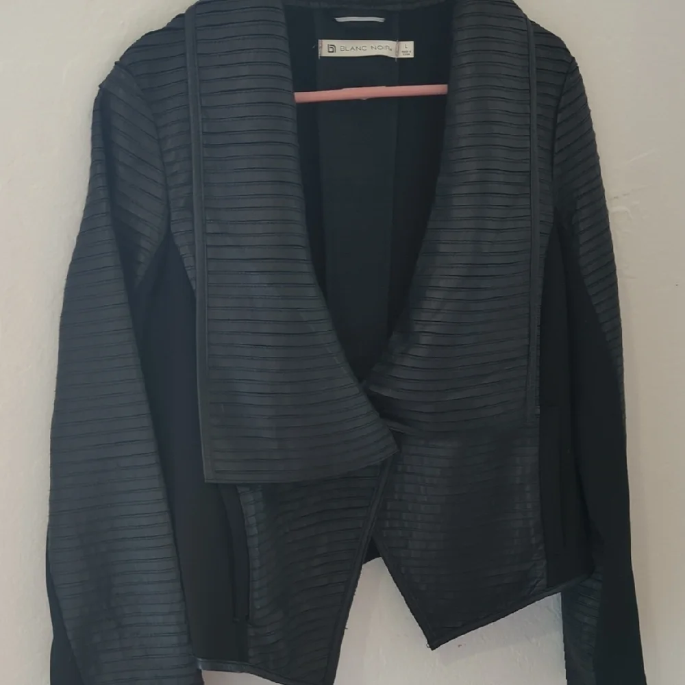 Blanc Noir Textured Black Blazer - Picture 3 of 6